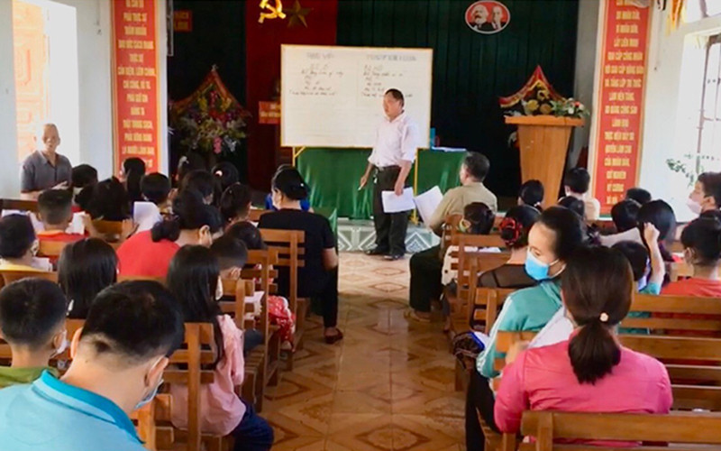 Trưởng bản Phan Thanh Tuyền dạy tiếng Mường cho người dân.