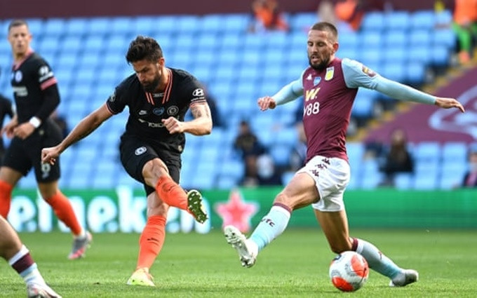 Pha ghi bàn nâng tỷ số lên 2-1 cho Chelsea của Giroud (áo sẫm).