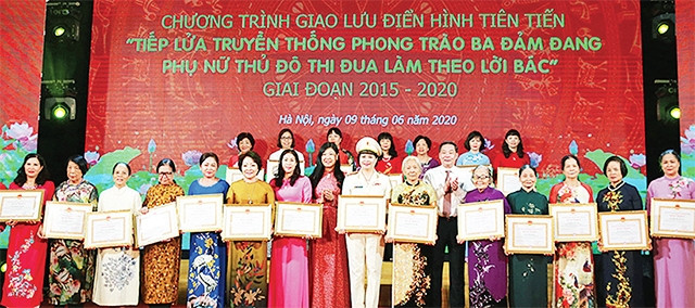 Lãnh đạo thành phố trao Bằng khen tặng các tập thể và cá nhân điển hình tiên tiến phong trào “Ba đảm đang” phụ nữ Thủ đô thi đua làm theo lời Bác. Ảnh: NGỌC LINH