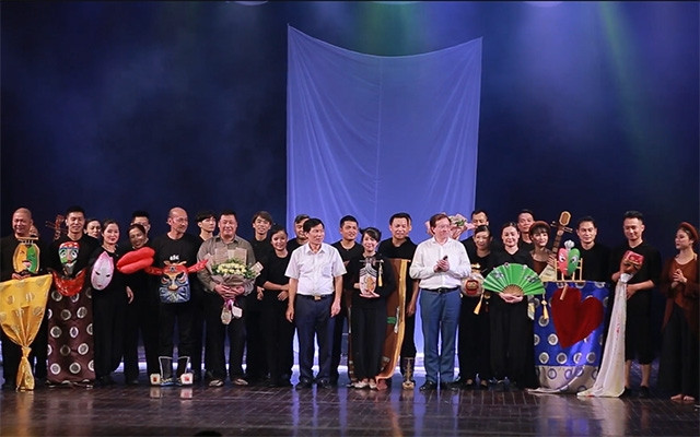 Bộ trưởng Văn hóa, Thể thao và Du lịch Nguyễn Ngọc Thiện đến xem vở rối và tặng hoa các nghệ sĩ. Ảnh: NHMRVN.