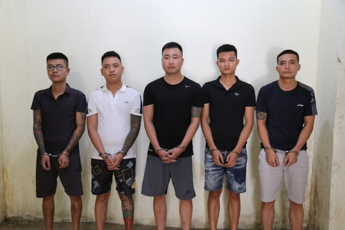 Nhóm đối tượng bị bắt giữ tại Cơ quan Cảnh sát điều tra.