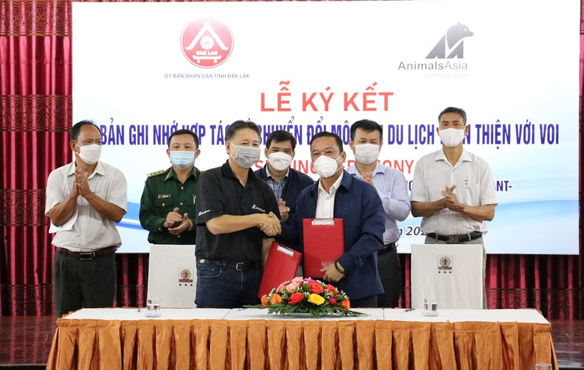 Ông Y Giang Gry Niê Knơng Phó chủ tịch UBND tỉnh Đắk Lắk và TS Tuấn Bendixsen Trưởng đại diện Tổ chức Động vật châu Á ký thỏa thuận hợp tác chuyển đổi mô hình du lịch thân thiện với voi.