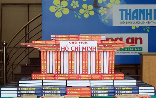 Thư viện tỉnh Ðồng Nai trưng bày mô hình xếp sách nghệ thuật Kỷ niệm 130 năm Ngày sinh Chủ tịch Hồ Chí Minh. Ảnh: Báo ÐỒNG NAI