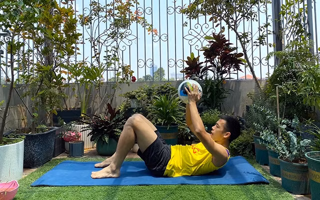 Cầu thủ Văn Quyết (đội bóng Hà Nội FC) tập luyện duy trì thể lực tại gia đình trong thời gian dịch Covid-19. Ảnh: HUYỀN MY