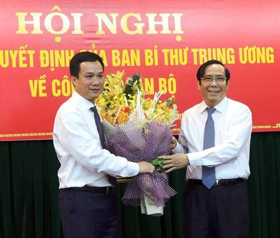 Đồng chí Triệu Thế Hùng (bên trái) được điều động làm Phó Bí thư Tỉnh ủy Hải Dương.
