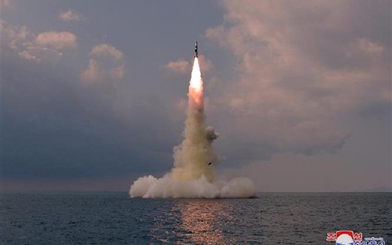 Tên lửa đạn đạo kiểu mới được phóng từ tàu ngầm tại vùng biển ở Sinpo (Triều Tiên), ngày 19/10/2021. (Ảnh: Yonhap/TTXVN)