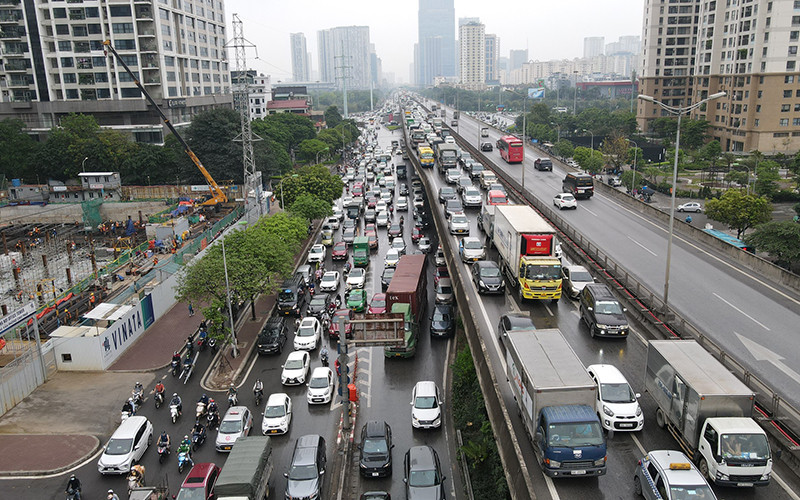 Từ giữa giờ chiều, đường Vành đai 3 trên cao và dưới thấp đã đông phương tiện.