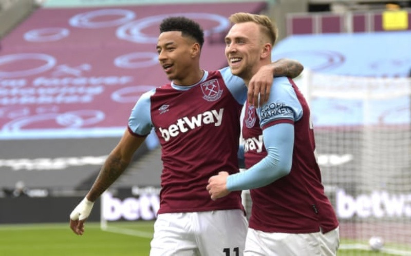 J. Lingard (trái) lập cú đúp, giúp West Ham thắng Leicester 3-2.