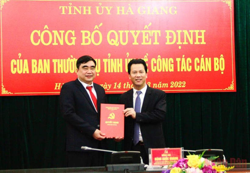 Bí thư Tỉnh ủy Hà Giang Đặng Quốc Khánh trao quyết định bổ nhiệm Trưởng Ban Nội chính Tỉnh ủy cho đồng chí Hoàng Đình Phới.