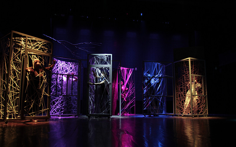 Cảnh trong vở Người tốt nhà số 5 (Ðạo diễn NSƯT Tạ Tuấn Minh, NH kịch Việt Nam).