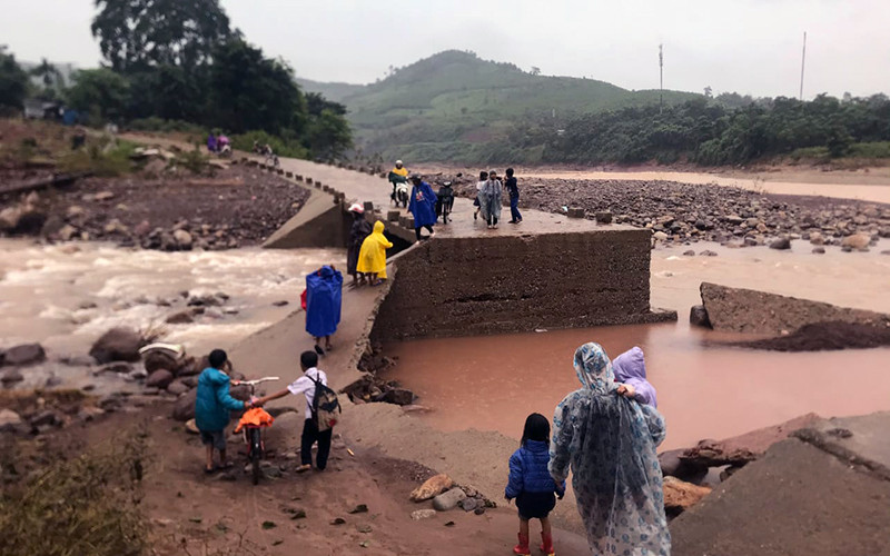 Ðường đến trường hôm nay của học sinh Trường tiểu học-THCS A Ngo, tỉnh Quảng Trị.