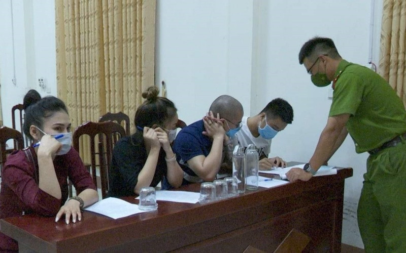 Các đối tượng vi phạm làm việc với cơ quan chức năng thành phố Việt Trì.