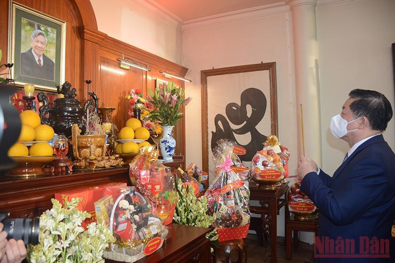 Đồng chí Nguyễn Trọng Nghĩa, Bí thư Trung ương Đảng, Trưởng Ban Tuyên giáo Trung ương dâng hương tưởng niệm cố Tổng Bí thư Lê Khả Phiêu.