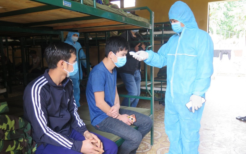 Các y, bác sĩ Trung đoàn 123 (Bộ Chỉ huy Quân sự tỉnh) đang kiểm tra thân nhiệt các công dân từ Trung Quốc trở về.