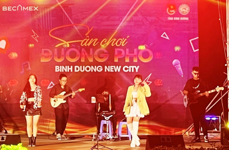 Biểu diễn âm nhạc phục vụ tại chương trình.