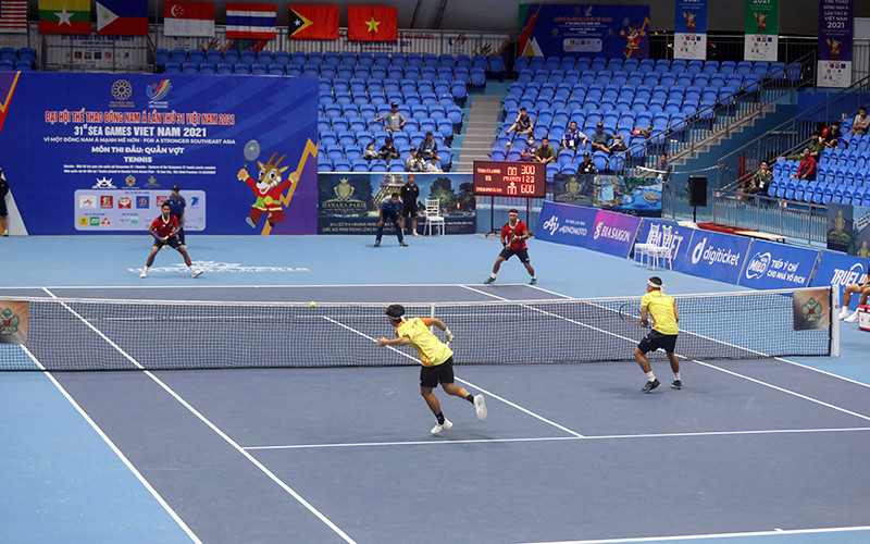 Các tay vợt Indonesia thi đấu với Thái Lan.