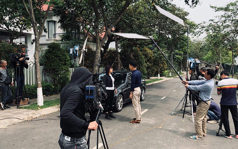 Đoàn làm phim "Hương vị tình thân" đang thực hiện cảnh quay trong phim.