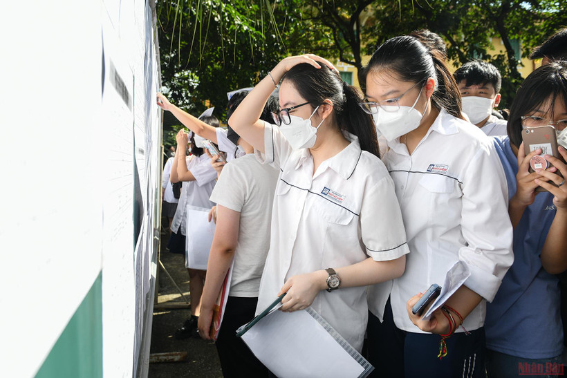 Thí sinh làm thủ tục dự thi vào lớp 10 THPT công lập ở Hà Nội