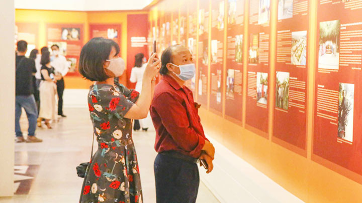 Du khách tham quan triển lãm. Ảnh: TTXVN