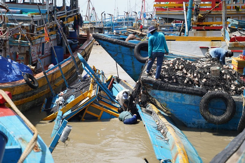 Tàu thuyền của ngư dân bị cuốn trôi và nhấn chìm khi neo đậu trong cảng cá La Gi.