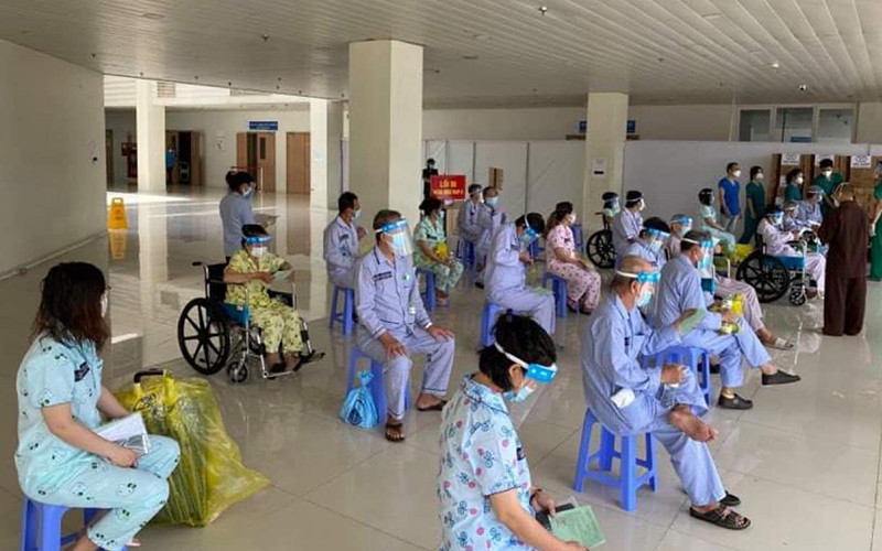  Các bệnh nhân được xuất viện tại Bệnh viện Hồi sức Covid-19 TP Hồ Chí Minh. (Ảnh: LÊ MINH HIỂN)
