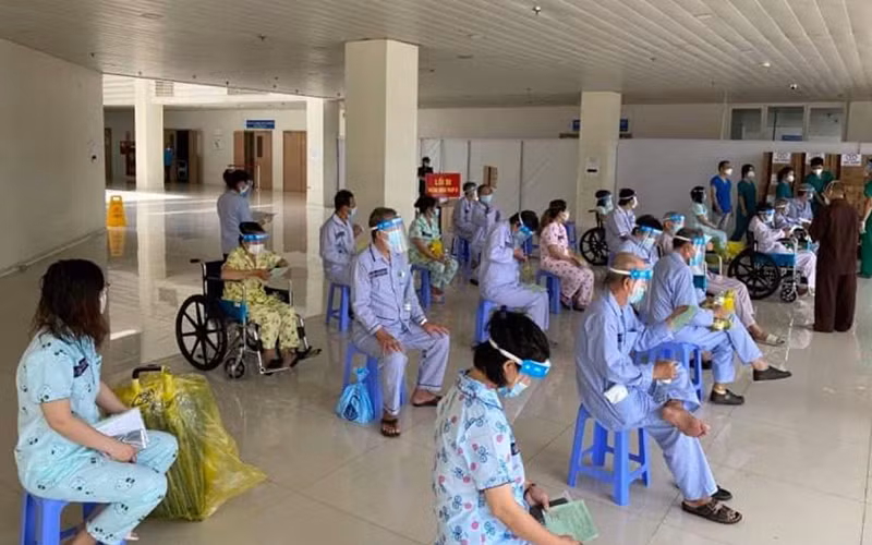  Các bệnh nhân được xuất viện tại Bệnh viện Hồi sức Covid-19 TP Hồ Chí Minh. (Ảnh: LÊ MINH HIỂN)