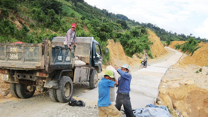 Thi công đường lên núi Ngọc Linh.