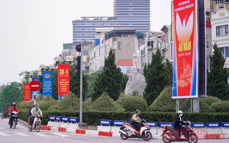 Hà Nội hoãn các chương trình văn nghệ nhưng vẫn rực rỡ cờ hoa chào mừng những ngày lễ lớn.