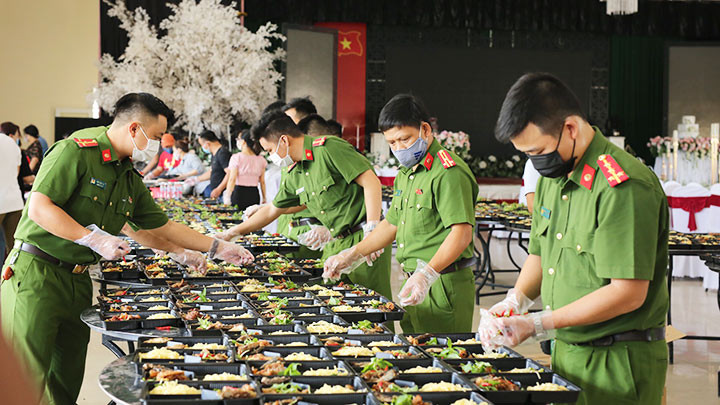 Rất nhiều suất cơm đã được gửi đến bà con tại các khu cách ly tập trung ở Thừa Thiên Huế.