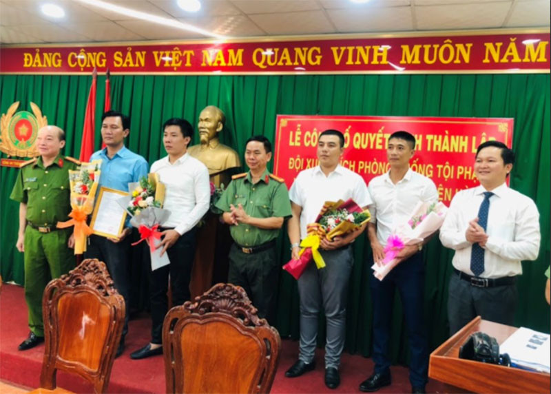 Lãnh đạo Công an tỉnh Đồng Nai và TP Biên Hòa trao quyết định thành lập Đội.