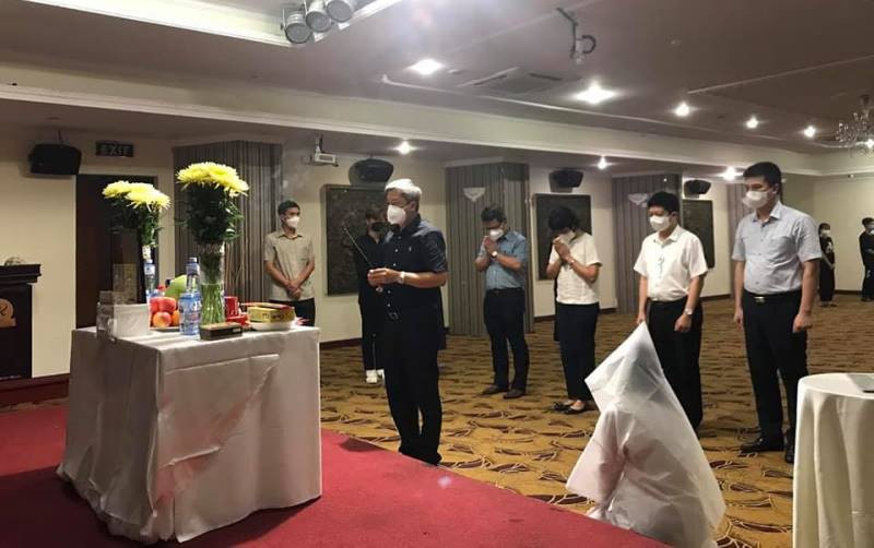 Thứ trưởng Y tế Nguyễn Trường Sơn, Trưởng Bộ phận thường trực chống dịch của Bộ Y tế tại TP Hồ Chí Minh đến viếng cha sinh viên Dương Thị Anh.