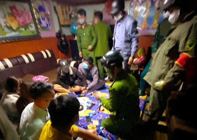 Lực lượng chức năng xử lý nhóm người tụ tập tại tiệc sinh nhật ở phường 3, thành phố Đà Lạt giữa mùa dịch.