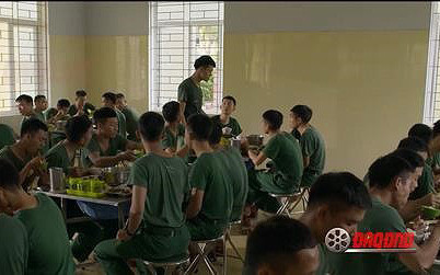 Cảnh trong phim "Con đường có mặt trời". Ảnh: Báo SGGP.