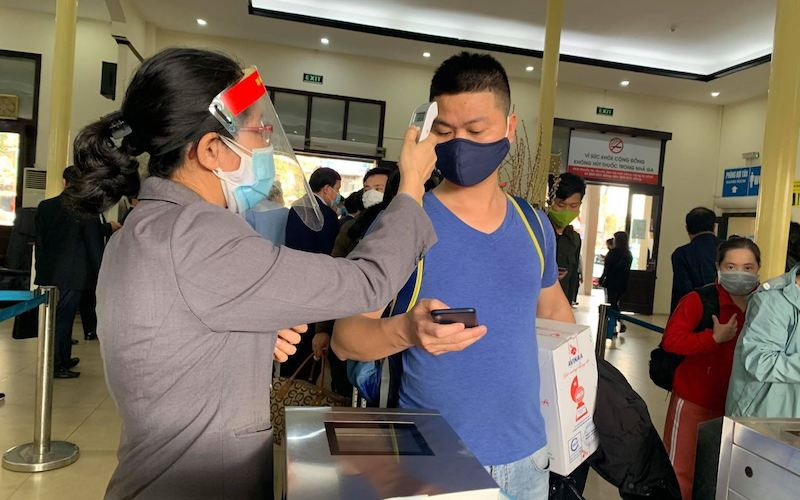 Đo thân nhiệt cho hành khách trước khi lên tàu. (Ảnh: mt.gov.vn)