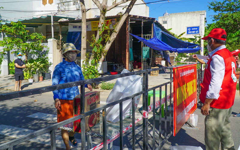 Người dân nhận túi hàng gia đình từ cán bộ chữ thập đỏ.