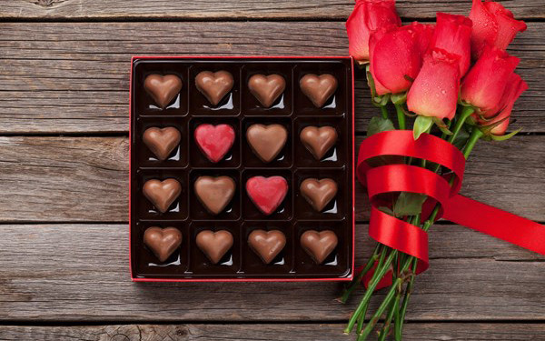 Sô-cô-la và hoa hồng, món quà đặc trưng ngày Valentine. (Ảnh minh họa)