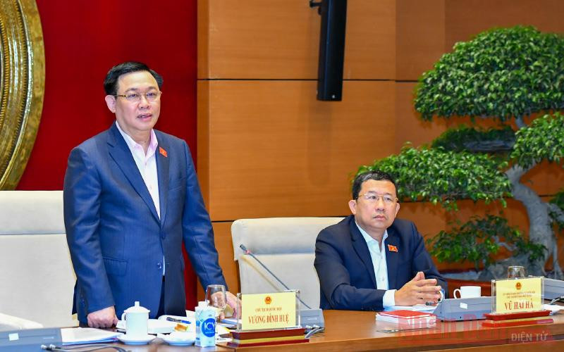 Chủ tịch Quốc hội Vương Đình Huệ phát biểu ý kiến tại buổi làm việc. (Ảnh: Duy Linh)