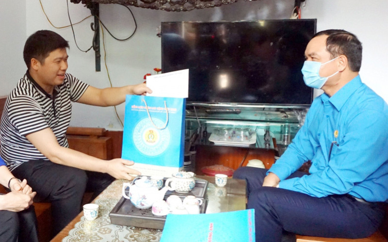 Ủy viên T.Ư Đảng, Chủ tịch Tổng LĐLĐ Việt Nam Nguyễn Đình Khang tặng quà CNLĐ bị TNLĐ sáng 29-4, tại Đông Anh (Hà Nội).