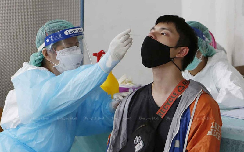 Một nhân viên y tế đang lấy mẫu xét nghiệm cho người dân ở thủ đô Bangkok. (Ảnh: Bưu điện Bangkok)
