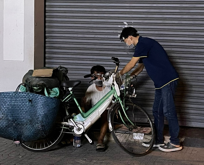 Mỗi ngày nhóm thiện nguyện phát 1.000 suất cơm tới người cơ nhỡ khi TP Hồ Chí Minh giãn cách.
