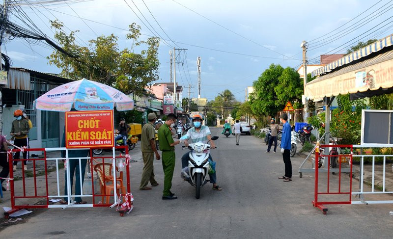 Chốt kiểm soát người và phương tiện ra vào vùng đỏ phường Phú Tài, TP Phan Thiết (Bình Thuận). 