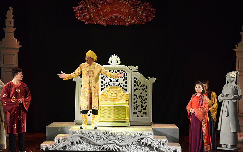 Cảnh trong vở diễn Làm vua. Ảnh: Trần hải