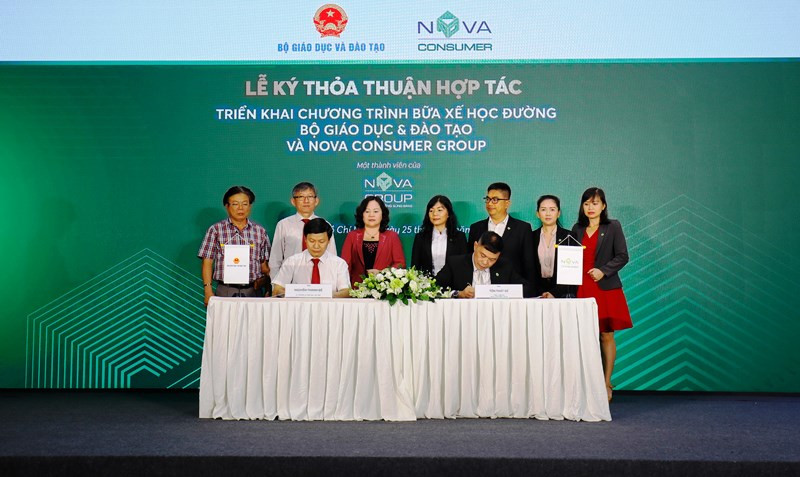 Đại diện Bộ Giáo dục và Đào tạo và Nova Consumer Group ký kết thỏa thuận hợp tác.
