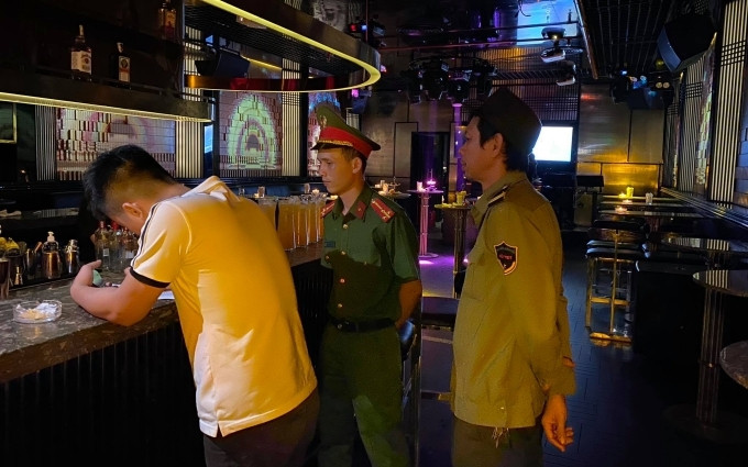 Công an phường Hàng Buồm yêu cầu các cơ sở kinh doanh ký cam kết không kinh doanh "bóng cười" và không để khách sử dụng "bóng cười", các chất ma túy. 