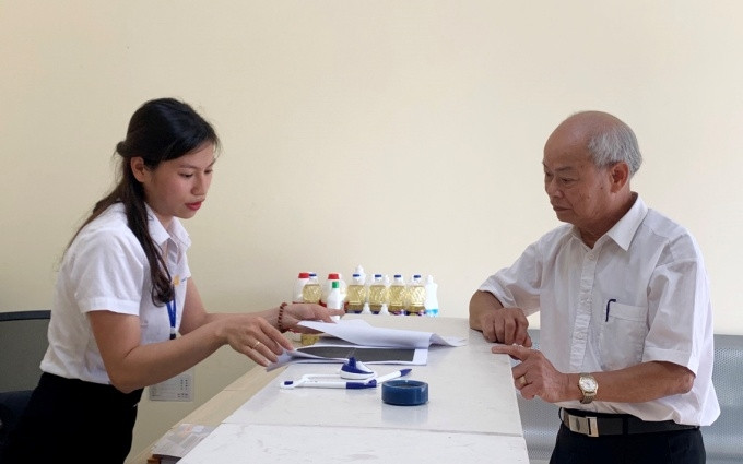 Nhân viên Bưu cục Chợ Gạo, Bưu điện thành phố Hưng Yên tiếp nhận yêu cầu cấp phiếu lý lịch tư pháp của khách hàng.