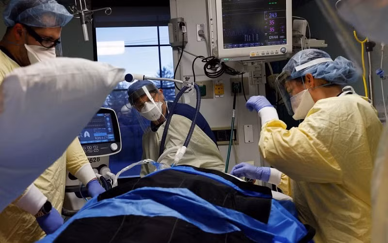 Điều trị bệnh nhân Covid-19 trong phòng chăm sóc đặc biệt (ICU) tại Bệnh viện Western Reserve ở Cuyahoga Falls, Ohio, Mỹ, ngày 4/1/2022. (Ảnh: REUTERS)