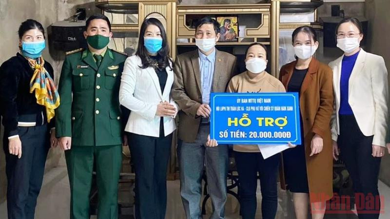 Hàng chục mô hình sinh kế đã được trao tặng cho các hội viên hội phụ nữ khó khăn ở Hà Tĩnh. 