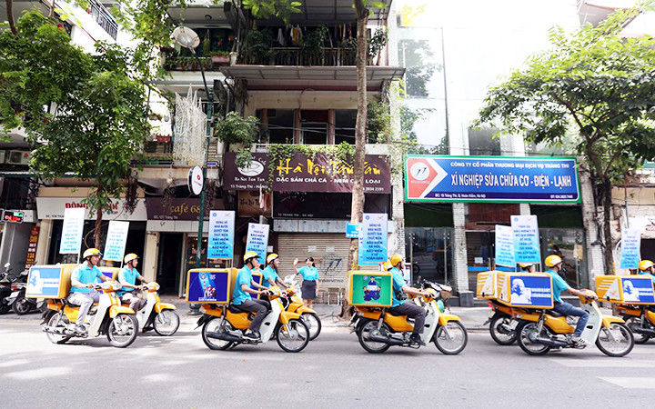 Các đội tuyên truyền đi vận động người dân tham gia BHXH tự nguyện tại Lễ ra quân Tháng vận động BHXH toàn dân năm 2020. Ảnh: ANH TUẤN