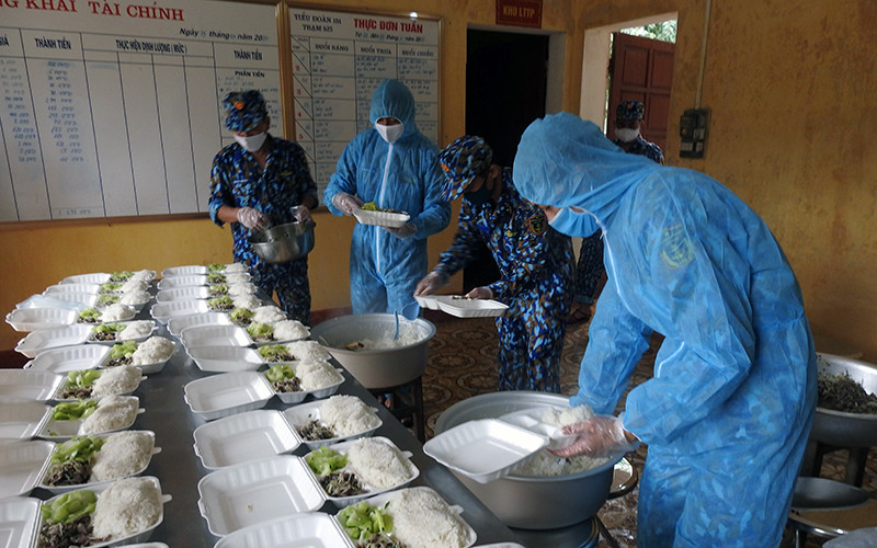 Cán bộ, chiến sĩ Trạm ra-đa 525, thuộc Tiểu đoàn 151, Vùng 1 (Quân chủng Hải quân) tổ chức nấu ăn phục vụ người dân trong khu cách ly phòng, chống dịch Covid-19. 