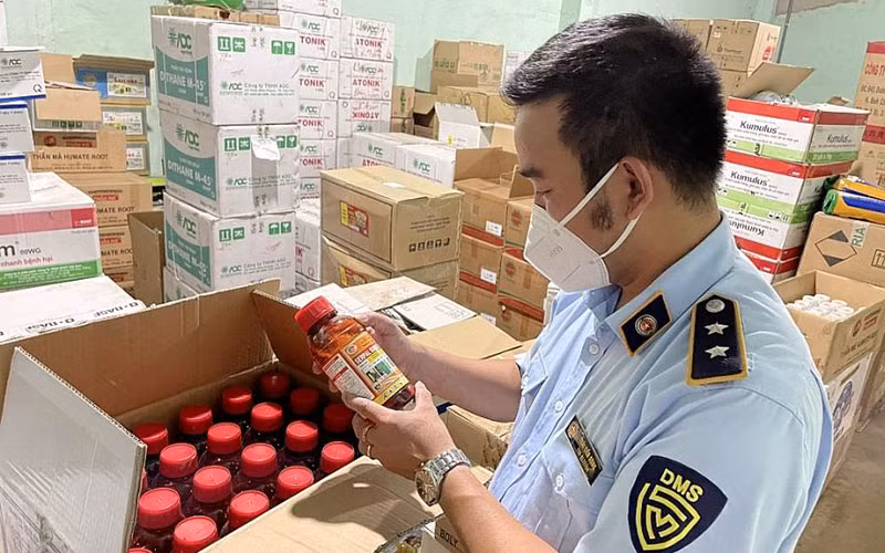 Lực lượng Quản lý thị trường tỉnh Gia Lai kiểm tra lô hàng thuốc trừ sâu vi phạm tại một cửa hàng ở TP Pleiku.